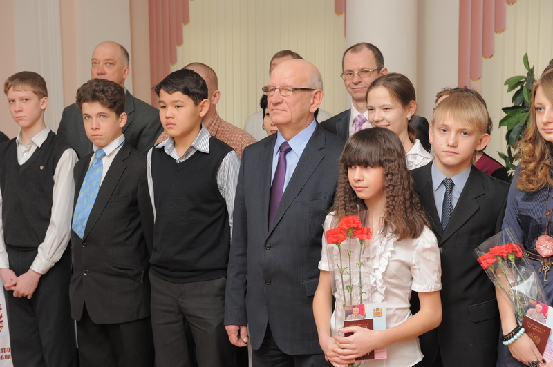Губернатор вручил юным оренбуржцам паспорта